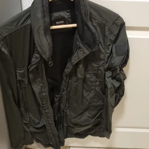 Hugo boss jacka - Säljer min Hugo boss sommar jacka för att jag rensar min garderob. Ny pris 4000 kr. 