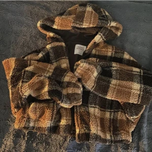 Teddyjacka - Mysig jacka i strlk M. Den är i teddy material och från Zalando, märket Pull & bear. Inköpt för 400 kr och använt sparsamt. Värmer bra och är perfekt att ha både inne eller ute som t.ex vårjacka. Köparen står för frakten! Hör av dig vid frågor🧸
