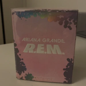 Parfym - Oöppnad ariana grande parfym. Parfymen heter R.E.M, 30 ml 💗 säljer varav att jag råka köpa två. Köpte för 349. Köparen står för frakten :)