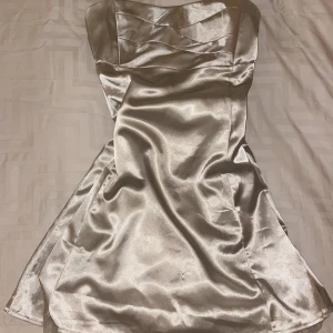 Klänning - As snygg guld skimmrig bandeau klänning. Säljer för att jag har en liknande