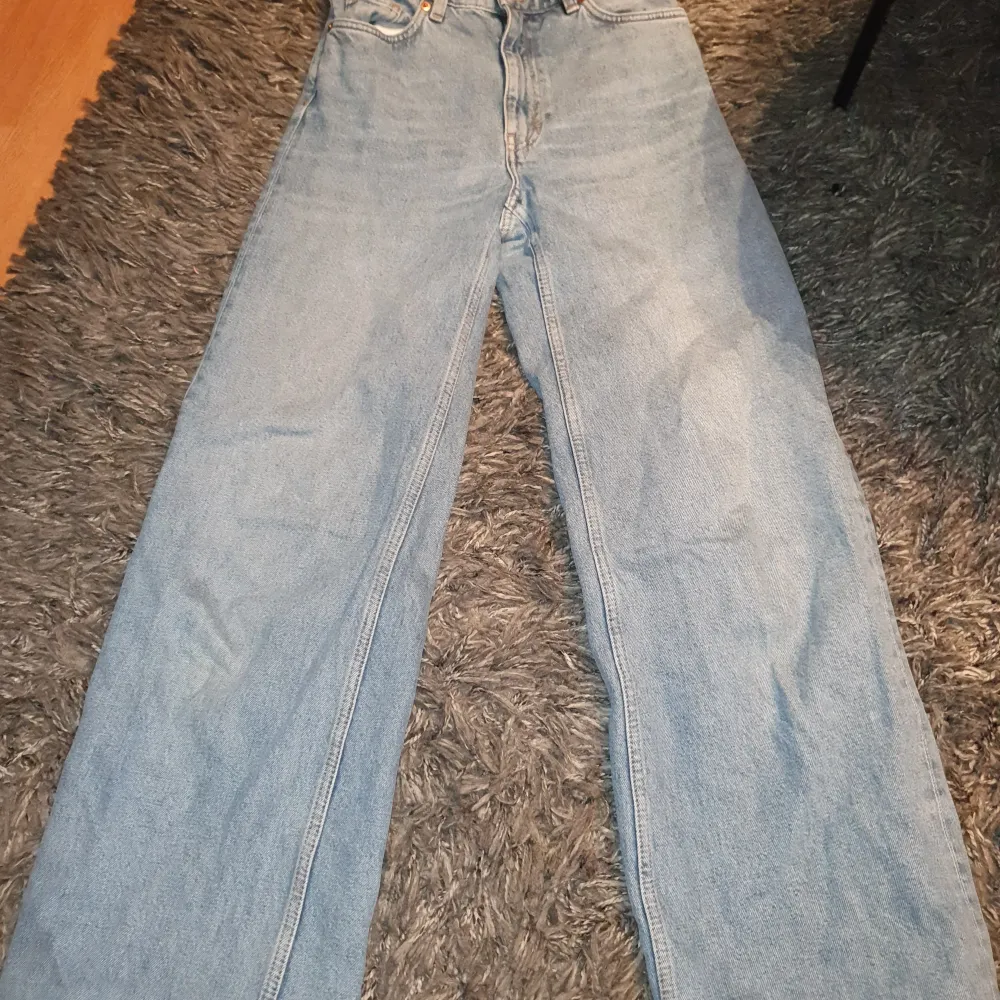 Breda, ljusa jeans av modell Yoko. . Jeans & Byxor.
