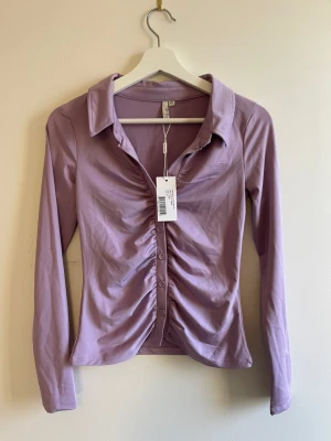 Topp Nelly  - Helt ny topp från Nelly.  Rensar ut garderoben med många oanvända plagg! Kika in på min profil 🌟