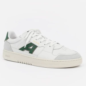 Sneakers från Axel arigato - Snygga sneakers från Axel arigato! Aldrig använda och orginalkartong plus kvitto finns med! Storlek 41. Nypris 1700kr