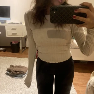 Beige tröja  - En beige tröja som är lite ribbad. Ass fin och passar perfekt till lpgmidjade jeans då längden inte är för lång eller kort! 