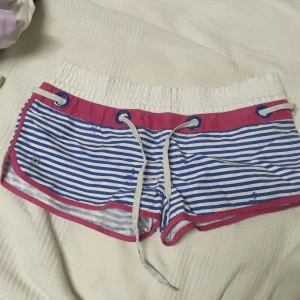 Korta strandshorts - Strand shorts. Perfekt till sommaren 🌟  Storlek 12 (engelsk size) Jag som är M skulle säga S i storlek. 
