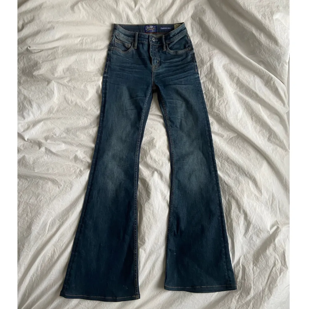 Ett par midwaist flare jeans från crocker! Waist: 26 | Length: 33. Använda ett få antal gånger och är i bra skick, jeansen passar till storlek 34 / XS och går ner till fötterna på mig som är 169 cm⭐️. Jeans & Byxor.
