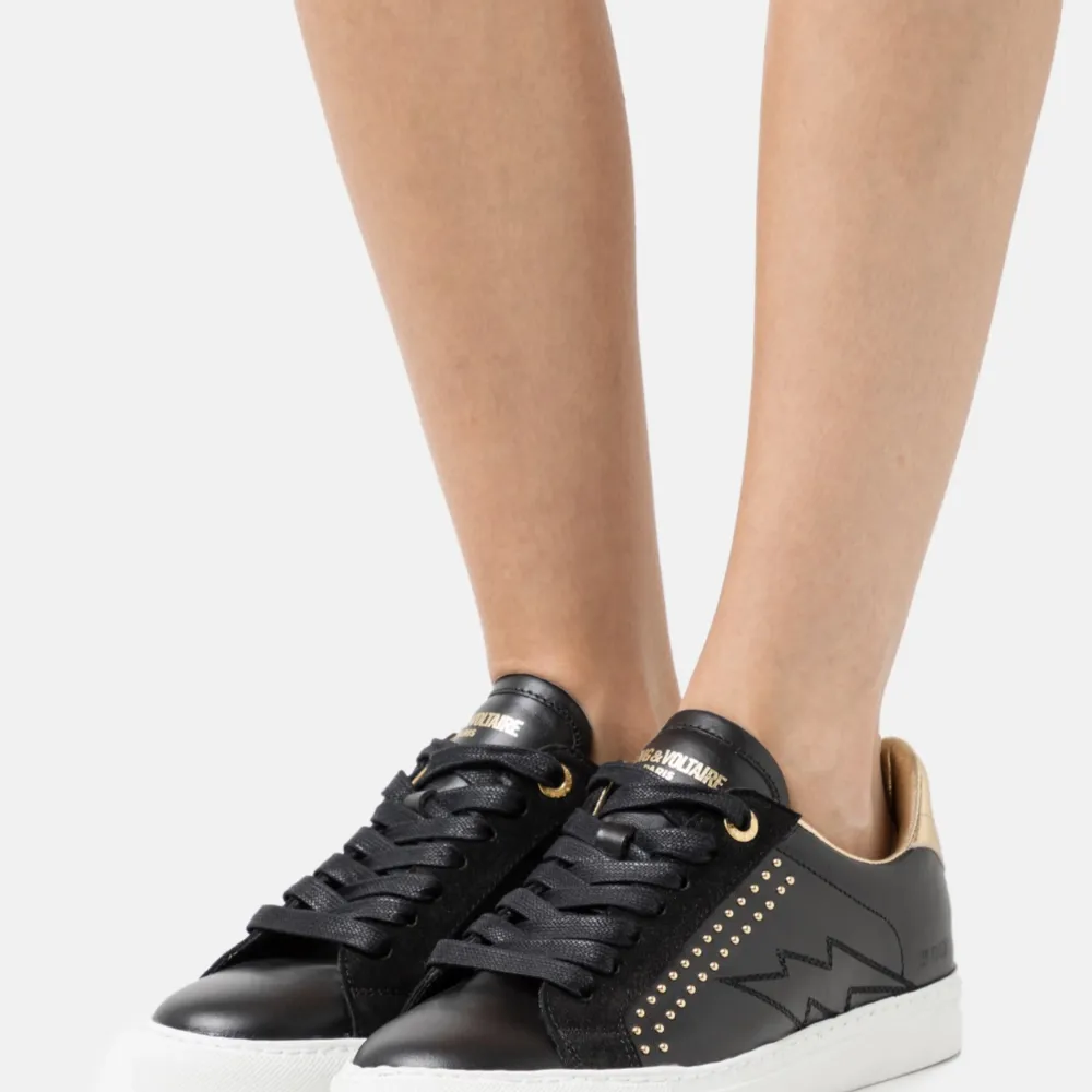 Säljer mina Zadig sneakers i jättebra skick💗 skriv för egna bilder, nypris 2200kr . Kengät.