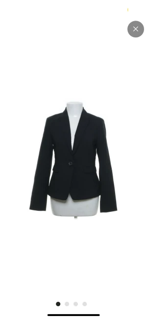 Svart kavaj/blazer - Kavaj/blazer från märket STOCKH LM köpt på Sellpy, men kommer tyvärr inte till användning. Storlek 38, men passar mig som pendlar mellan 34/36! Frakt tillkommer 💗