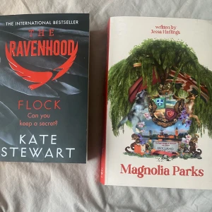 Böcker engelska  - 100kr/st både är helt olästa, fraktpriset beror på om man vill ha spårbar eller inte. Magnolia parks är såld!