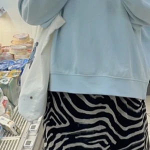 Blå tröja hm  - Säljer denna tröja från hm! Knappt använt och i storlek L. Skriv vid intresse och för fler bilder! Pris kan diskuteras! 