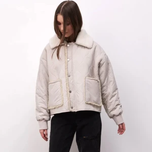 Meotine jacka - Beige jacka från Meotine i ett quiltat vågmönster. Modellen ”Selina jacket”. Jackan är helt ny med plomb kvar.