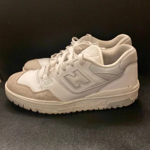 New balance 550 - Säljer dom på grund av att jag inte använder dom ofta. Har bara använt dom få gånger när jag ska ut.
