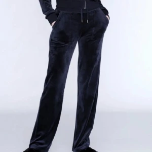 Juicy couture  - Jag säljer nu mina juicy byxor jag köpte för typ 3 dagar sedan. Dom passade mig inte alls i färgen men längd osv är super. Helt i nyskick och inga skador💗 står inte för postens slarv🫶 köparen står för frakt❤️