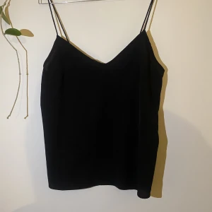 Linne - Ett svart satin linne, ser oanvänt  ut. Du står för fraktkostnaden💓