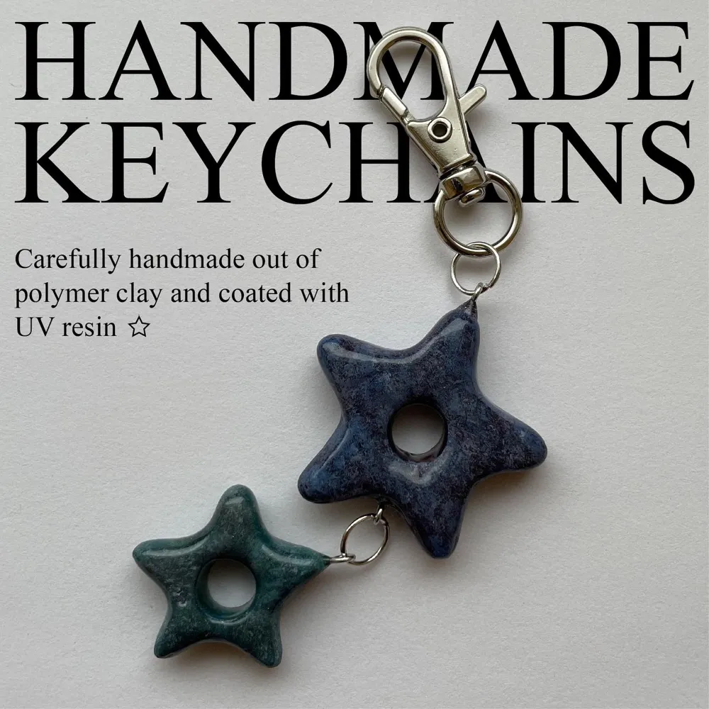 Noga handgjord nyckelring! Stjärnorna är gjorda av polymer lera och täckta med resin!   1 nyckelring: 190 + frakt . Accessoarer.