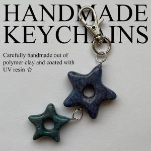 Noga handgjord nyckelring! Stjärnorna är gjorda av polymer lera och täckta med resin!   1 nyckelring: 190 + frakt 