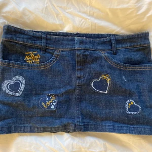 Lågmidjad jeanskjol - Jeanskjol jag köpte secondhand men sedan inte fått användning av då den är lite stor. Ganska kort i modellen och den sitter lågmidjat. Skulle säga att den passar M bäst men hör av er så skickar jag mått 😜 priset är diskuterbart!