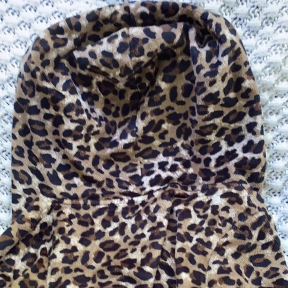 Leopard zip up hoodie 🐆 väldigt fin och cropped , knappt använd!. Tröjor & Koftor.