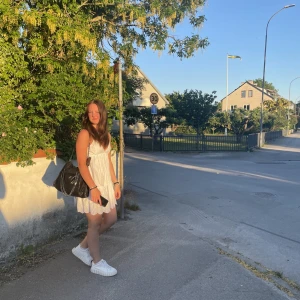 Vit Zaraklänning - Säljer min favorit klänning från zara i storlek s-m. Inga fläckar eller defekter. Kan gå ner i pris vid snab affär💘 