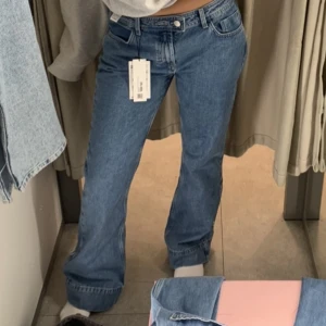 Lågmidjade jeans  - Säljer nu mina fina jeans från zara då dom inte kommer till användning just nu☹️, storlek 40 men passar mig som är 38 då dom ska vara lite baggy  Lågmidjade med lite utsvängda ben men annars ganska rak modell på benen.💓💓 skriv privat för fler bilder! Men 