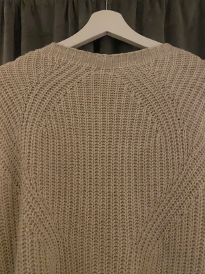 Stickad vit tröja  - Säljer min väldigt sköna stickade tröja. Den är liten i storleken så är som storleken S 