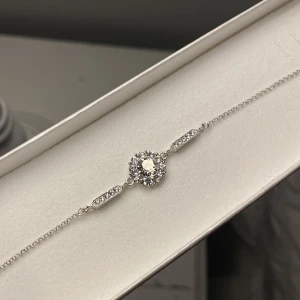 Armband från Lily and Rose - ”Miss Sofia bracelet” i färgen ”crystal” från Lily and Rose. Armbandet är oanvänt och säljes då det är för stort för min handled.  Nypris 329 kr