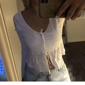 Vit blus  - Vit blus med urringning och volang 🤍