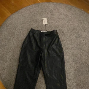 Skinn byxor med slits  - Säljer mina skinn byxor med slits från na-kd. Aldrig andvända. 💓