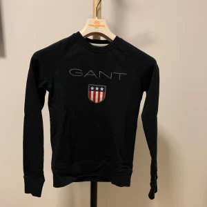 Gant tröja - Väldigt fin svart gant tröja i storlek XS, passar även S. Väldigt fint skick, som ny. 