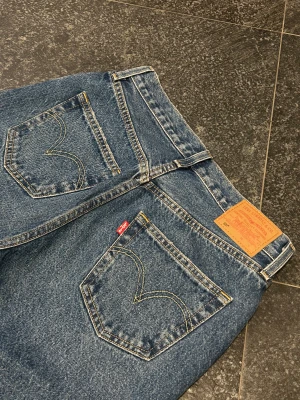 Levis 501 Jeans - Trendlösa Levis jeans! Strl. 27/30, har sprättat upp ned till så att dem ska va bra i längden för mig som är 164. Men går att sy upp igen. Fåtal gånger använda. Mid waist och straight. Nypris 1 199kr, köparen står för frakten.  Skriv vid frågor<3