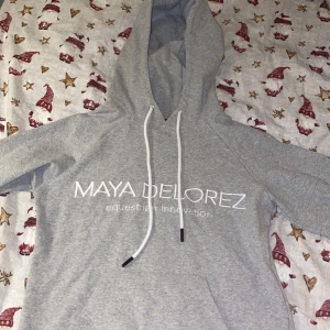 Maya delorez hoddie - Säljer en fin Maya delorez hoodie i storlek Xs,endast använd ett fåtal gånger så väldigt bra skick.Hör av dig för mer bilder