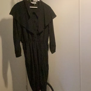 Svart klänning 5 - Fin vintageklänning inköpt i Paris för ca 10 år sedan, den var vintage redan då