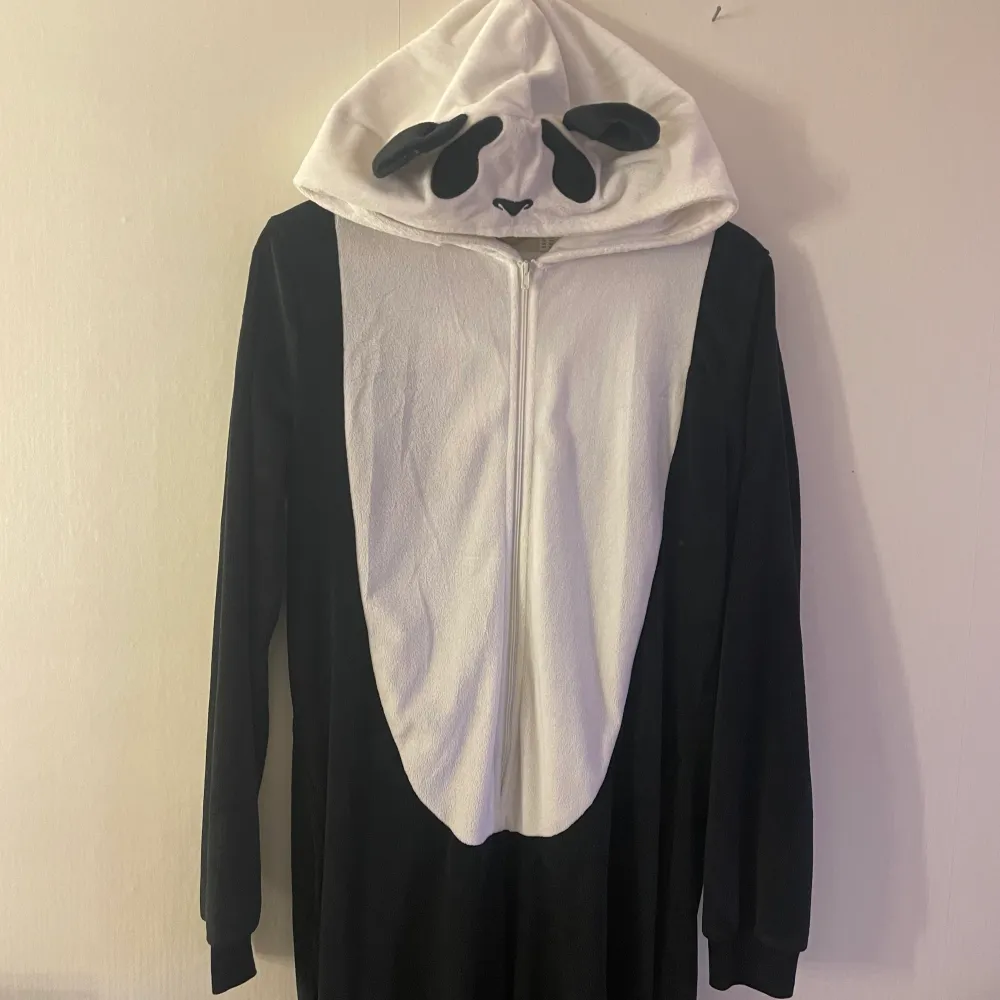 Panda-onepiece. Använd för ett antal år sedan. Men som ny i skicket. . Jeans & Byxor.