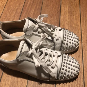 Christian Louboutin junior spikes  - Säljer loubsen då dom inte kommer till användning. Bra cond  Bin 3500 Hmu vid frågor! MVH👊🏼