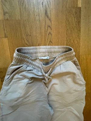 Beiga raka joggers - Fina beiga joggingbyxor som nya. Rak modell.