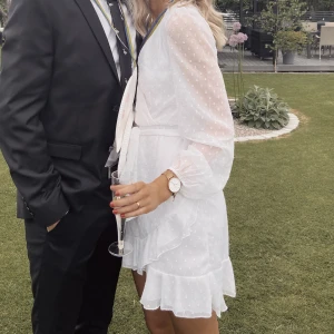 Klänning - Säljer min suuuuperfina studentklänning men som även passar andra tillfällen. Använd endast en gång och ser ut som ny.  Säljer även min pojkvän till vänster.