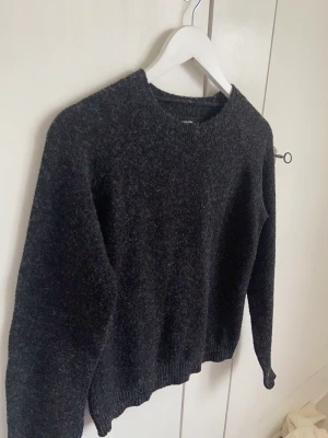 Grå stickad tröja - Grå stickad tröja från Vero Moda. Använd fåtal gånger. 43kr frakt