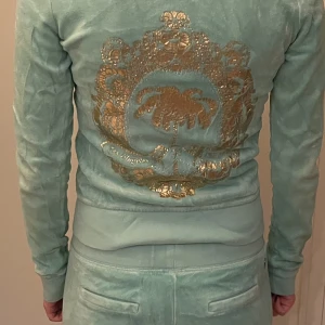 Juicy Couture  - Ett lite äldre Juciy sett, använder inte längre och vill därför sälja💕är många intresserade blir det budgivning💋