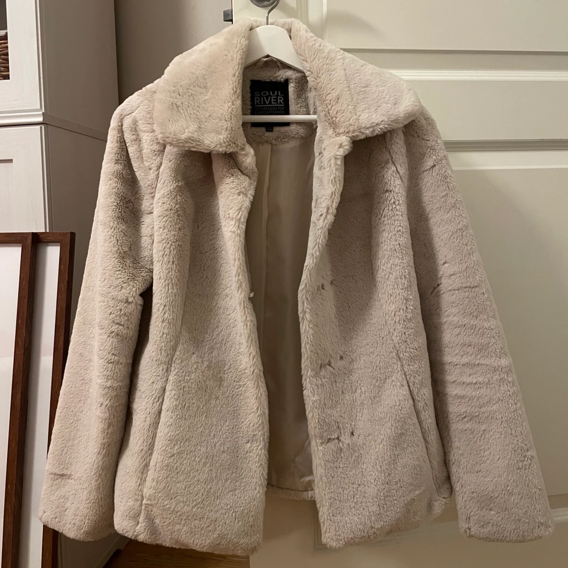 Beige kort pälskappa