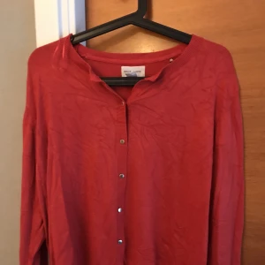 Röd kofta - Kofta från Holly white, använd 1-2 gånger och legat nerpackad. 