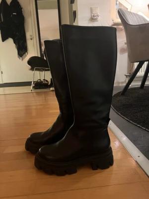 Steve Madden stövlar - Säljer nu mina nästan helt nya Steve Madden stövlar. Använda endast en gång, i nyskick. Modellen heter Mana boot. 💖 nypris 2199kr 