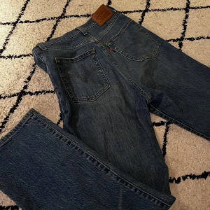 Levis jeans - I princip helt oanvända, köpta för 650 i butik! Pris kan diskuteras, kan skicka fler bilder också 
