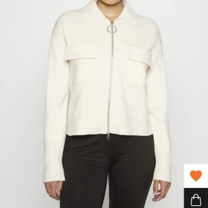 Tröja - Snygg tröja/jacka från vero Moda med prislapp kvar, endast testad.💗 Kan fraktas eller mötas upp. Storlek S/Xs (är 170cm) ä. Nypris 499kr