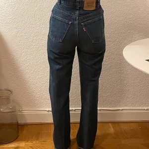 Levis - Vintage  - Snygga Levis Vintage i storlek w25 (jag är en S). Avklippta nedtill, jag är 165cm.   Frakt betalas av köparen eller mötas upp i Malmö. Prutbart vid snabb affär. 