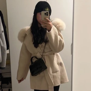 Kappa - Säljer min Beige kappa med äkta pälskrage, från Fur Stockholm! Pris kan diskuteras vid snabb affär! 