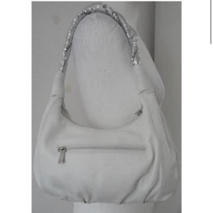 Axelväska vit glitter y2k - mycket bra skick. köptes på 90-talet. möts i stockholm eller fraktar. 