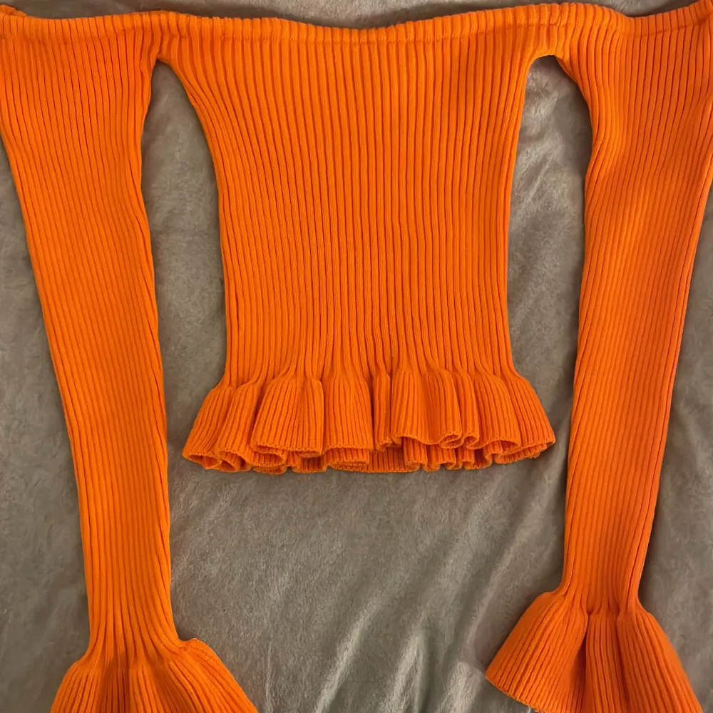 Orange tröja som är i mycket bra skick. Storlek L men passar även M.. Toppar.