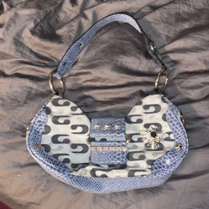 Väska - Säljer nu denna jättesnygga väska pga lite användning ❤️Helt ok i skick och har köpt den här på plick! Hör av er vid intresse 🥰