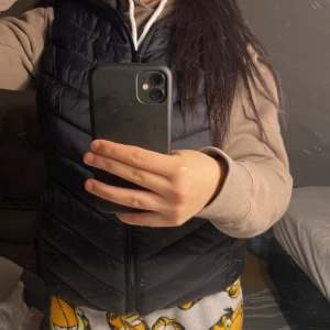 Väst - En basic väst utan luva. Knappt använd i nyskick