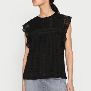 Svart blus/topp - *2 första bilderna är lånade!  Superfin topp, säljer då jag har 2st likadana. Använd ett fåtal gånger och är i nyskick. Storlek XS men är stor i storleken så passar XS-M 🌟Den är slutsåld i alla storlekar! Budgivning vid många intresserade. 